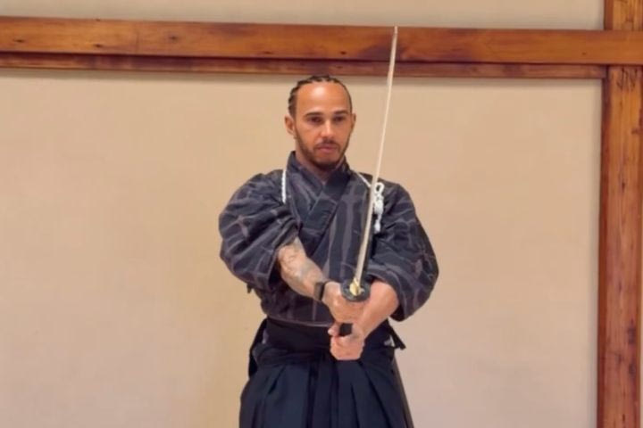 Ιαπωνία: Ο Χάμιλτον προπονήθηκε με τον Σαμουράι του Kill Bill και θυμήθηκε τα παιδικά του χρόνια